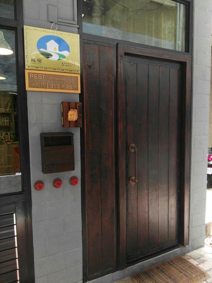 Rest Backpacker Hostel Тайнан Екстериор снимка