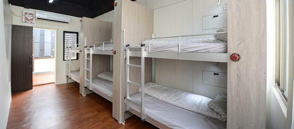 Rest Backpacker Hostel Тайнан Екстериор снимка